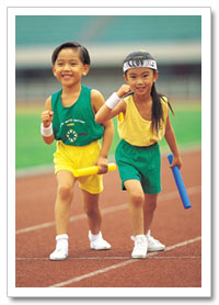 Niños corriendo relevos.