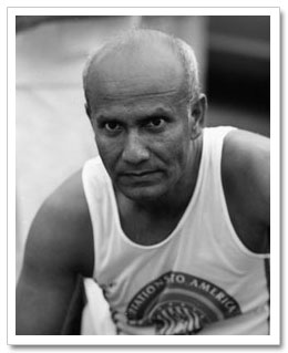 Sri Chinmoy concentrándose Sri Chinmoy concentrándose