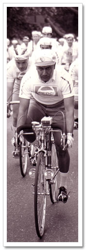 Sri Chinmoy en bicicleta. Sri Chinmoy en bicicleta.