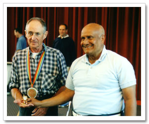 Sri Chinmoy honra a Jack Foster, el Neo Zelandés que, desde 1974, mantuvo el récord senior de maratón en 2h 11' 18" durante muchos años. Sri Chinmoy con Jack Foster