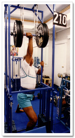 Sri Chinmoy levantando 210 libras