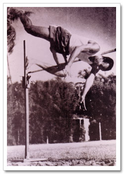 Sri Chinmoy compitiendo en salto de altura Sri Chinmoy compitiendo en salto de altura